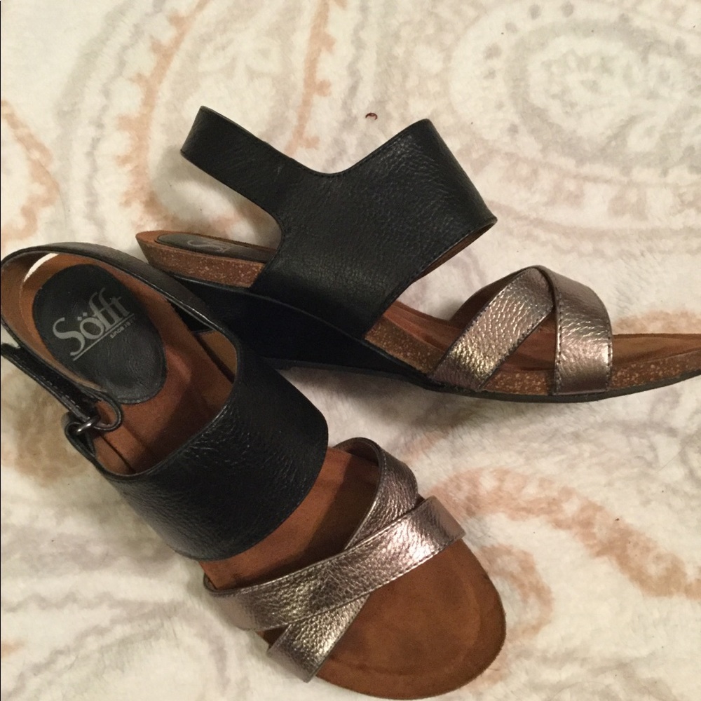 Wedge sandal.